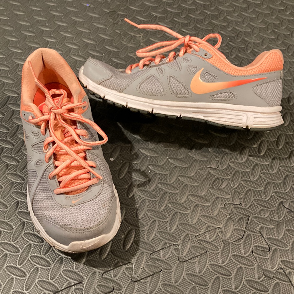 Nike Womens Size 8 Revolution 2 Sneakers